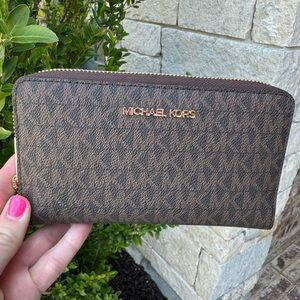 ✨New MICHAEL Michael Kors Jet Set Travel Large Flat Multifunction Phone Case ✨